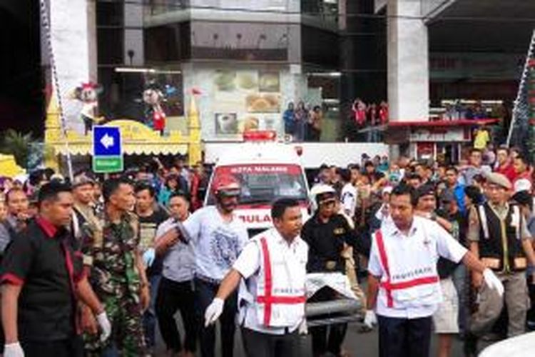 Proses pengangkatan jenazah pekerja yang tewas terjatuh di Pusat Perbelanjaan Mitra di Jalan Agus Salim, Kota Malang, Selasa (5/1/2016). Tiga pekerja tewas saat crane yang mereka tumpangi jatuh. 