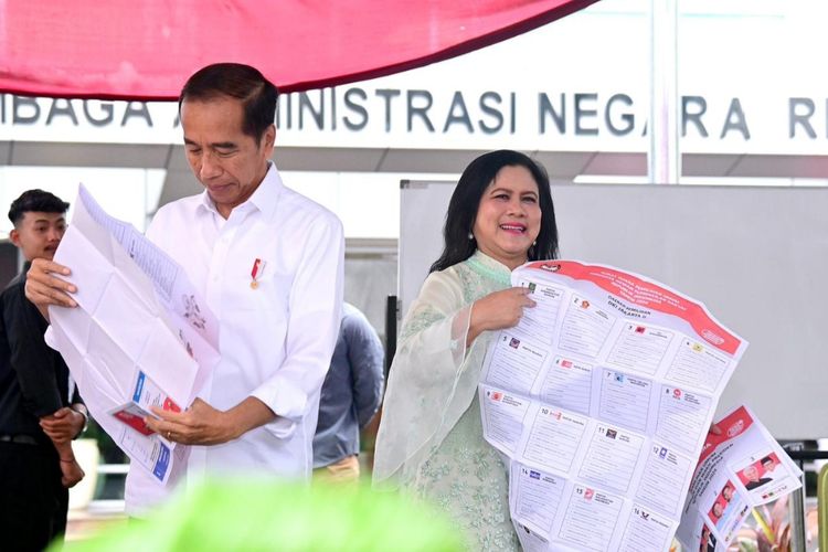 Ibu Negara Iriana Joko Widodo yang berada di samping Presiden Joko Widodo menunjukkan surat suara kepada wartawan sebelum mencoblos di TPS 10 Gambir, Jakarta Pusat pada Rabu (14/2/2024).