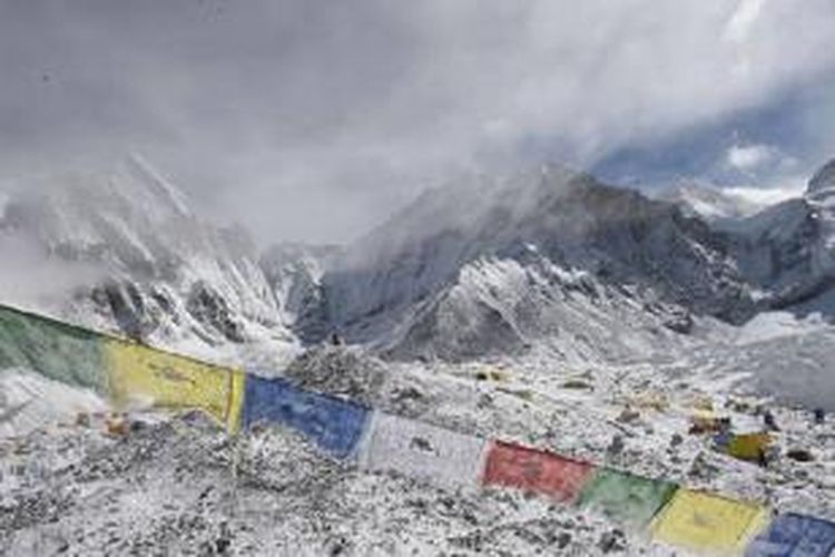 Kondisi base camp Gunung Everest , hari Minggu ini, sehari setelah gempa dashyat bermagnitud 7,9 yang memicu longsor di gunung tertingi di dunia ini