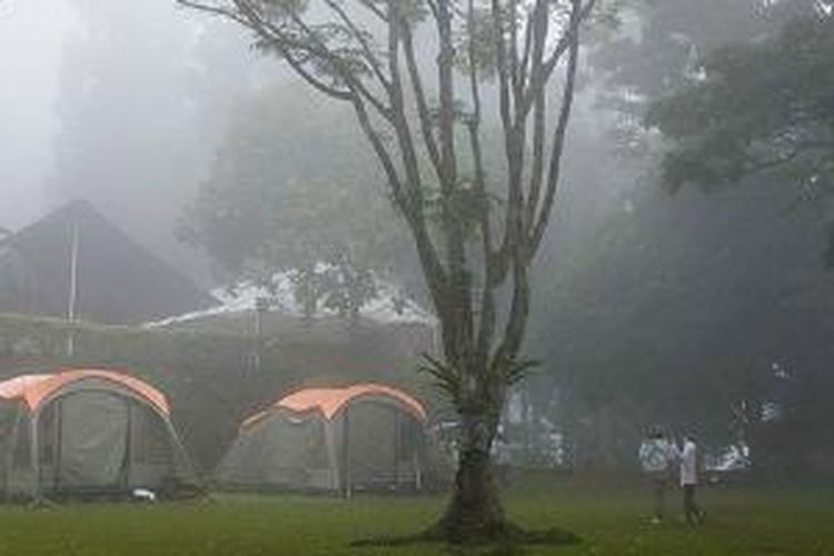 Berkemah di Tana Kita Camping Ground, di Sukabumi, Jawa Barat.