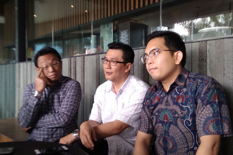 Legal, Corporate Secretary & Compliance Department Head Davin Susanto (kanan) saat menjelaskan kronologi hilangnya dana SAN Finance di BBTN, di Menara FIF, Jakarta, Senin (4/11/2019).