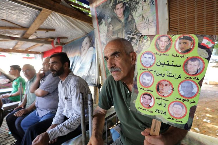 Para keluarga dan kerabat dari anggota pasukan Lebanon yang diculik teroris Negara Islam di Irak dan Suriah (ISIS) tiga tahun silam, duduk di bawah tenda dalam cuaca panas, menunggu pengumuman dari pihak militer mengenai penemuan jenasah, Minggu (27/8/2017).  