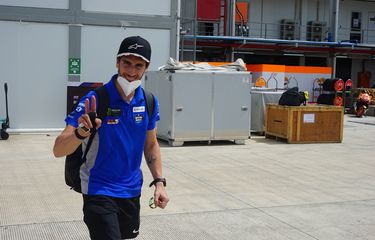 Pebalap Suzuki Ecstar, Alex Rins, berada di paddock seusai menyelesaikan tes pramusim MotoGP 2022 di Sirkuit Mandalika pada Minggu (13/2/2022).