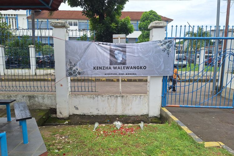 Mahasiswa UKI Tabur Bunga dan Pasang Banner #JusticeforKenzha di Sudut Kampus