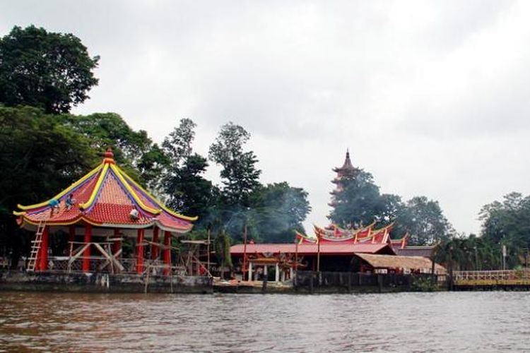 Kelenteng Hok Cing Bio di Pulau Kemaro, Palembang, Sumatera Selatan, Jumat (24/1/2014), yang mulai berhias menyambut Cap Go Meh. Pulau di tengah Sungai Musi ini menjadi tujuan ratusan ribu orang dari sejumlah daerah setiap perayaan Cap Go Meh atau bulan purnama pertama setelah Imlek.