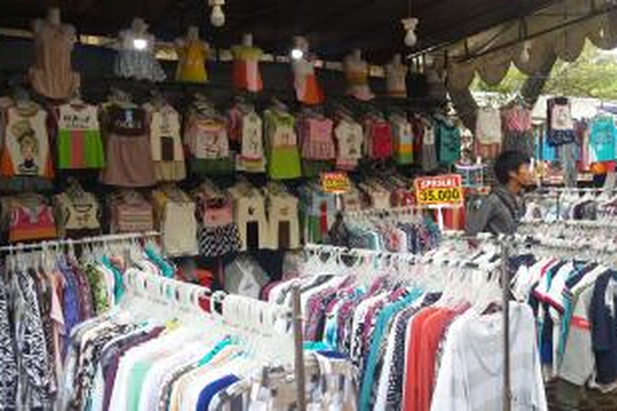 Pedagang pakaian di Pekan Rakyat Jakarta (PRJ) Senayan, Jakarta Pusat.
