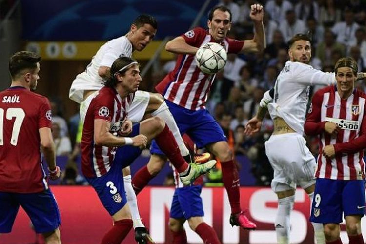 Para pemain Real Madrid dan Atletico Madrid tengah berduel dalam laga final Liga Champions, di Stadion San Siro, Milan, pada Sabtu (28/5/2016) waktu setempat.