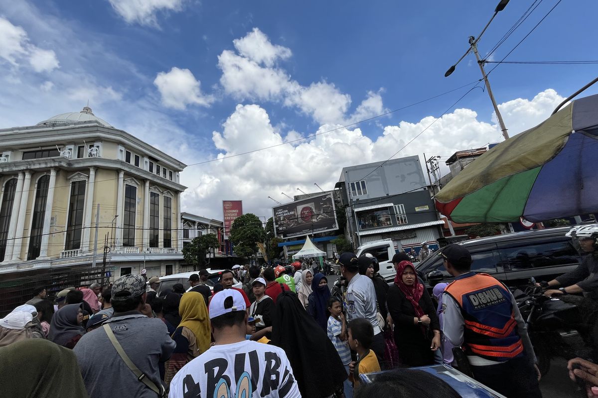kondisi kepadatan Jalan Tembaan buntut dari kemacetan Jalan Pahlawan yang dipadati pengunjung, pedagang kaki lima, hingga kendaraan bermotor pada  Surabaya Vaganaza, Minggu (25/5/2025)