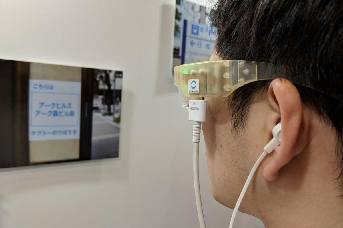 Kacamata pintar yang dapat menerjemahkan teks asing menjadi bahasa Inggris buatan Fujitsu.