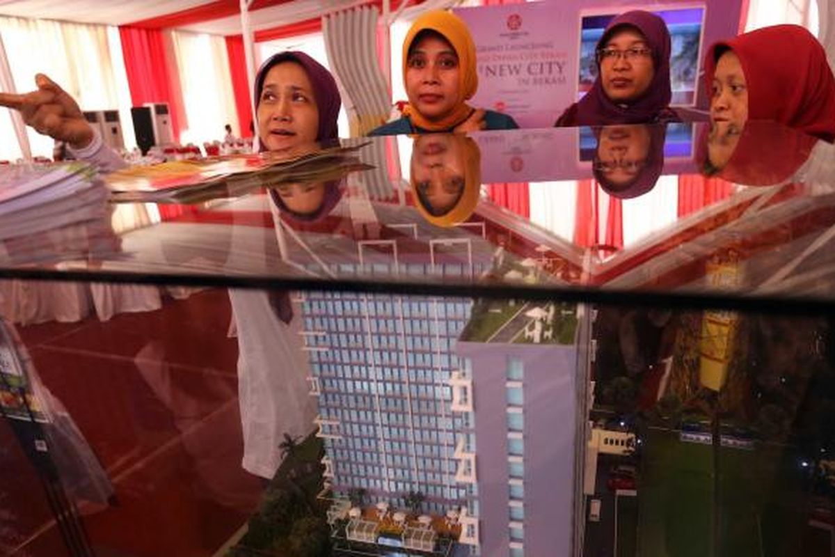 Pengunjung menunjuk maket apartemen Grand Dhika City saat launching di Bekasi, Jawa Barat, Minggu (1/12/2013). 