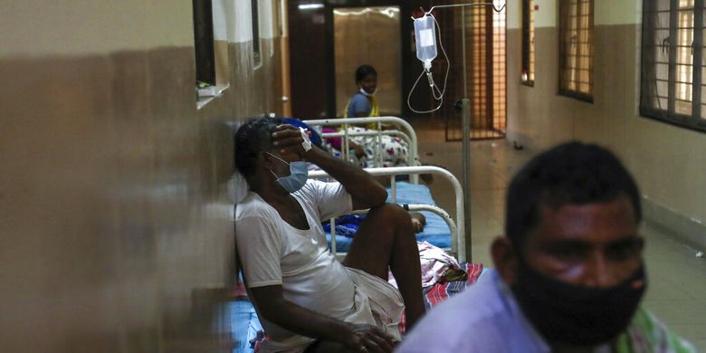 Pasien India yang terinfeksi jamur hitam menjalani perawatan di bangsal Mucormycosis sebuah rumah sakit pemerintah di Hyderabad, India, Minggu, 23 Mei 2021.