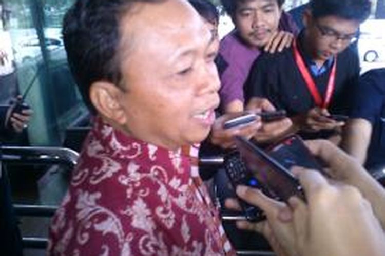 I Wayan Koster usai menjalani pemeriksaan di Gedung Komisi Pemerintahan Korupsi (KPK), Jakarta, Selasa (3/9/2013).