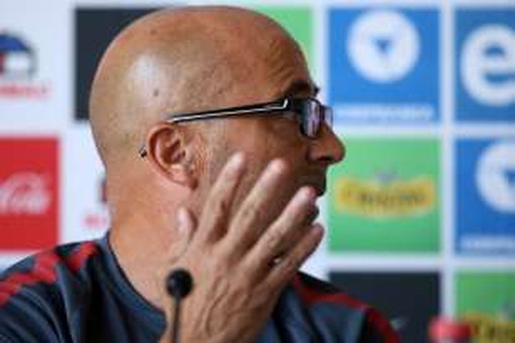 Jorge Sampaoli menjalani konferensi pers untuk mengumumkan pengunduran diri dari jabatan pelatih tim nasional Cile, 13 Januari 2016.