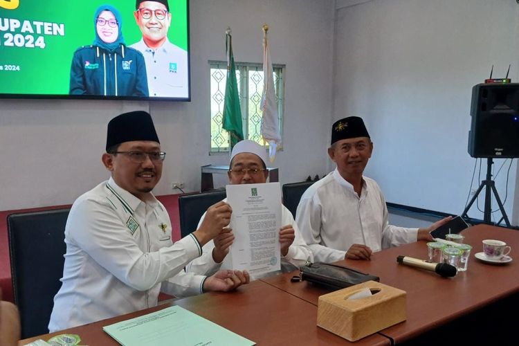 Pengurus DPC PKB Kabupaten Pasuruan menyampaikan pemberhentian dan pencabutan keanggotaan terhadap salahsatu caleg terpilih pemilu 2024 sehari sebelum jadwal pelantikan DPRD Kabupaten Pasuruan periode 2024-2025, Selasa (20/8/2024).