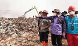 BNPB Kerahkan 2 Helikopter, Bupati Tangerang: Kebakaran TPA Jatiwaringin Mulai Terkendali