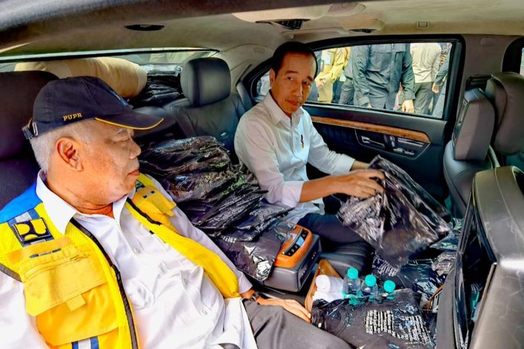Suasana di dalam mobil Kepresidenan yang membawa Presiden Joko Widodo dan Menteri PUPR Basuki Hadimuljono menyusuri jalan rusak di Jambi pada Selasa (16/5/2023).