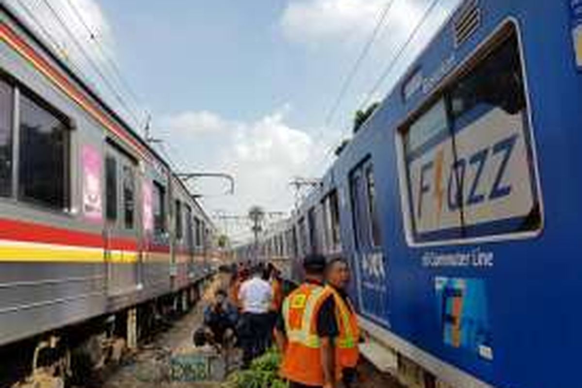 Dua kereta rel listrik (KRL) melintas bersamaan di dua rel lintas Stasiun Manggarai dan Stasiun Sudirman, Rabu (18/5/2016). Satu rel di lintas tersebut sempat ditutup karena ada KRL relasi Bogor - Jatinegara anjlok.