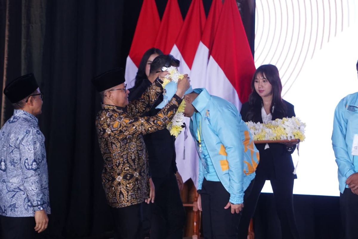 Menteri Perlindungan Pekerja Migran Indonesia (P2MI) Mukhtarudin melepas 1.035 pekerja migran Indonesia (PMI) terampil ke berbagai negara tujuan dalam peringatan Hari Pekerja Migran Indonesia di Sasana Langen Budoyo, Taman Mini Indonesia Indah (TMII), Jakarta, Kamis (18/12/2025).
