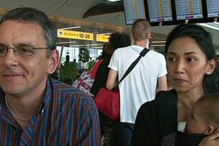 Barry Sim, istrinya Izzy dan bayi mereka tak jadi menumpang Malaysia Airlines MH17 karena kehabisan tiket.