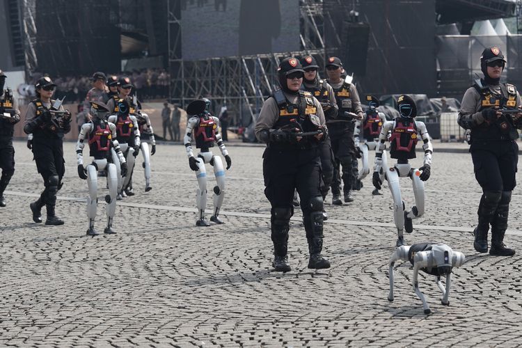 Sebanyak 25 unit robot dengan atribut kepolisian meramaikan kawasan Monumen Nasional (Monas), Jakarta Pusat, dalam rangka gladi kotor menjelang peringatan Hari Bhayangkara ke-79 yang akan digelar pada 1 Juli 2025.