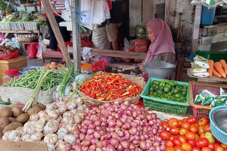 Pedagang cabai di Pasar Banyuwangi ketar-ketir stok busuk karena minat beli rendah, Jumat (2/5/2025) 