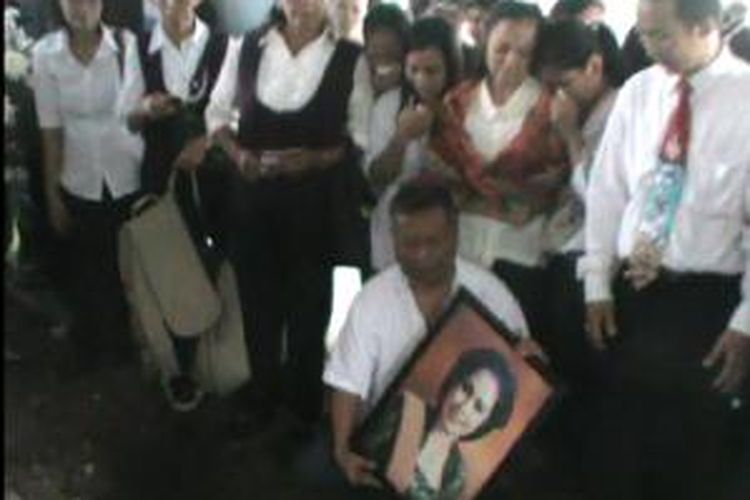 Keluarga mengiringi pemakaman Djudjuk Djuariah di TPU Bonoloyo, Solo, Jawa Tengah, pada Sabtu (7/2/2015). 
