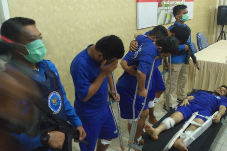Para tersangka yang ditangkap BNN Lampung dari kasus penyelundupan sabu-sabu senilai Rp 40 miliar. Pengendalian sabu-sabu ini dikendalikan oleh narapidana di Lapas Narkotika Way Hui.
