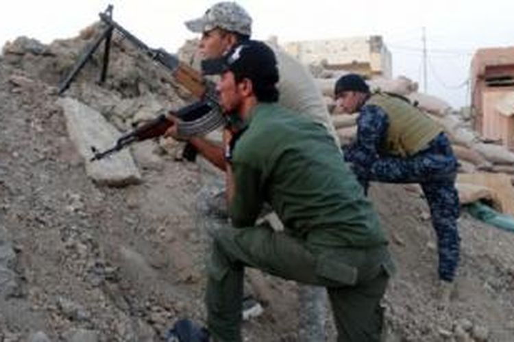 Pasukan kKeamanan Irak yang didukung sukarelawan Sunni dan Syiah bentrok dengan ISIS di Anbar, Irak. 