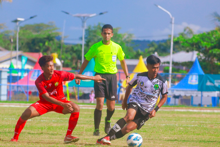 Pemain Kaltim M.Rivaldi saat berhasil mengecoh lawannya dari aceh.dalam pertandingan Kaltim VS Aceh yang berlangsung di Stadion Barnabas Youwe Sentani, Kabupaten Jayapura (Senin 04/10/2021). 