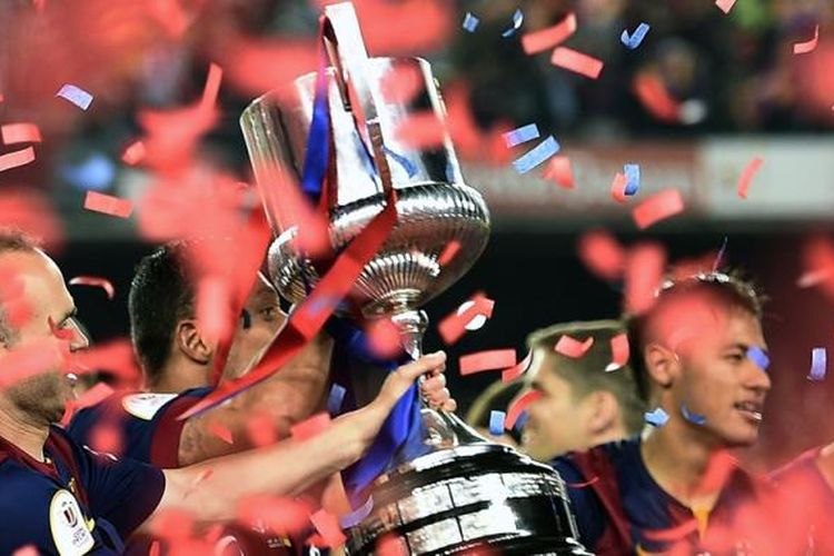 Gelandang Barcelona, Andres Iniesta, mengangkat trofi Copa del Rey seusai partai final kontra Athletic Bilbao di Stadion Camp Nou, 30 Mei 2015.