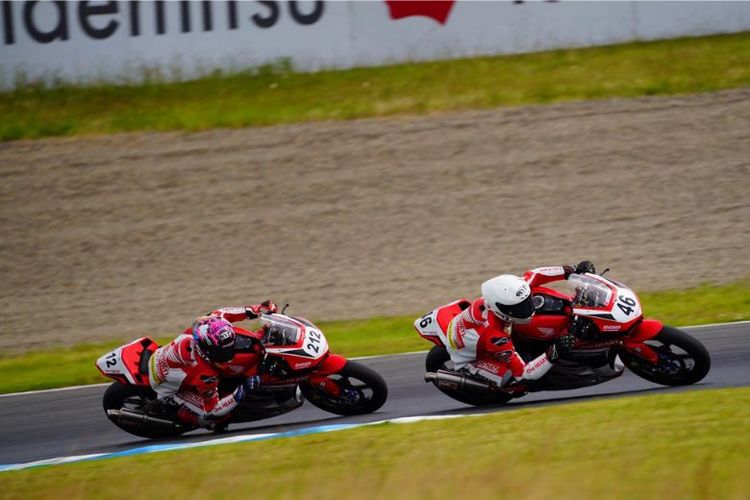 Pebalap Astra Honda Racing Team, Herjun Atna Firdaus (depan), bersaing dengan rekan setimnya, Muhammad Kiandra Ramadhipa, di kelas Asia Production 250 Asia Road Racing Championship. Mereka akan berebut posisi puncak klasemen dalam seri keempat ARRC di Sirkuit Mandalika, Nusa Tenggara Barat, 26-28 Juli 2024. 