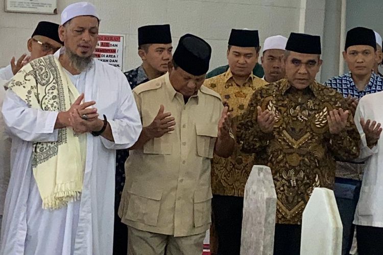 Capres nomor urut 2 Prabowo Subianto berziarah ke makam Habib Kwitang di Jakpus, Jumat (16/2/2024). 