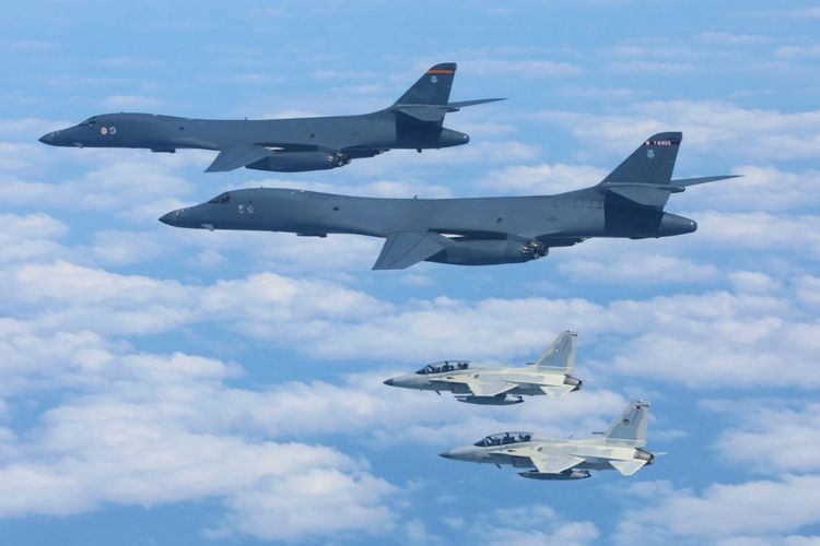 Foto yang diambil dan dirilis pada 4 Februari 2025 oleh Angkatan Udara Filipina (PAF), menunjukkan sepasang pesawat tempur PAF FA-50 (di latar depan) terbang dalam formasi bersama sepasang pesawat pembom B-1B Angkatan Udara AS selama latihan patroli udara dan intercep udara bersama di wilayah udara di atas Laut Cina Selatan.
(Foto oleh: AFP/Angkatan Udara Filipina)