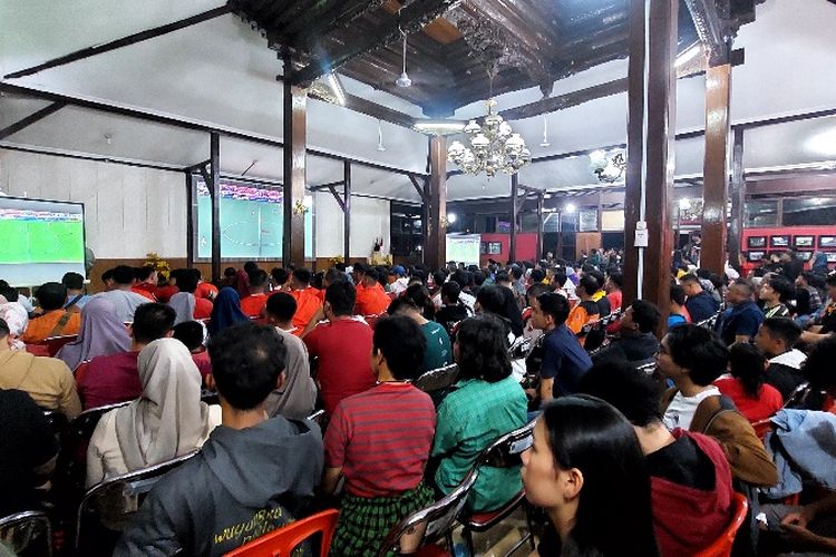 Suasana nonbar timnas U23 Indonesia melawan Uzbekistan di Pendopo Polres Salatiga