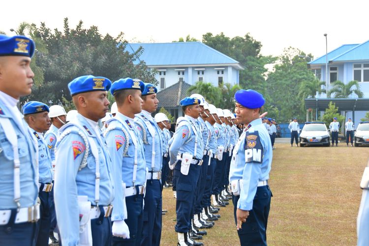 Sebanyak 111 prajurit Polisi Militer (POM) TNI Angkatan Udara (AU) siap melaksanakan pengamanan VVIP selama Konferensi Tingkat Tinggi (KTT) ke-43 ASEAN di Jakarta.  Komandan Pusat Polisi Militer TNI AU (Danpuspomau) Marsekal Pertama Pipik Krispiarto memimpin upacara pelepasan 111 prajurit itu di Markas POM AU, Jakarta, pada Jumat (1/9/2023).