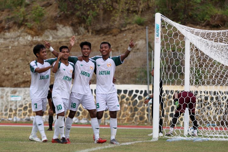 Selebrasi pemain Jawa Timur seusai mengalahkan Jawa Tengah saat babak penyisihan grup B PON XX Papua 2021 yang berakhir dengan skor 0-3 di Stadion Mahacandra Kota Jayapura, Jumat (1/10/2021) sore.