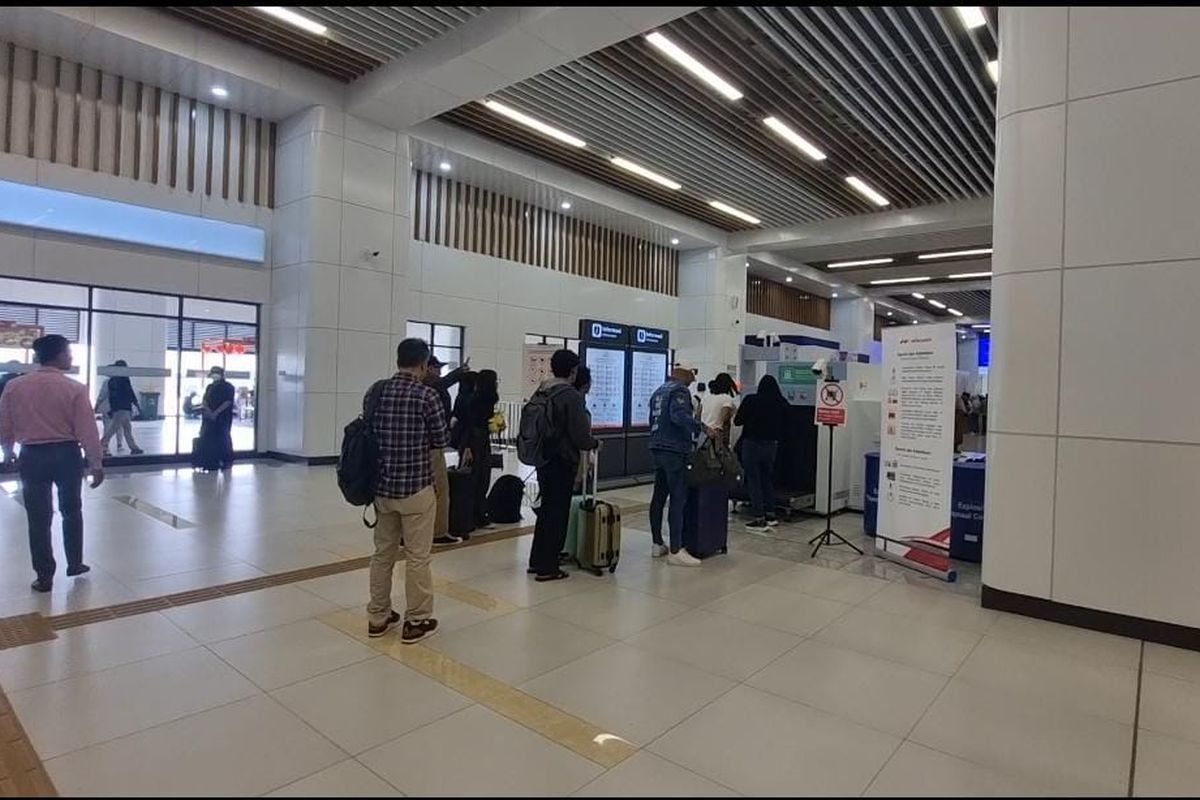 Suasana Stasiun Halim pada Rabu (27/12/2023) dipadati oleh penumpang Kereta Cepat Whoosh dari dalam dan luar negeri untuk memanfaatkan libur Natal 2023 dan Tahun Baru 2024 (Nataru).