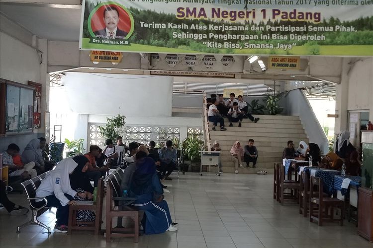 Pendaftaran PPDB di SMA 1 Padang berlangsung lancar tanpa antrian panjang, Kamis (4/7/2019)