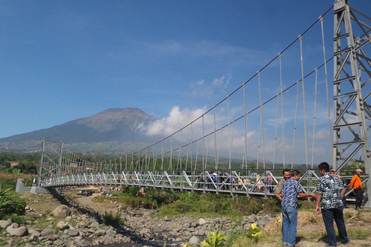 Jembatan Gantung Galeh yang menghubungkan Desa Gandurejo di Kecamatan Bulu ke Desa Kauman di Kecamatan Parakan, Kabupaten Temanggung, Jawa Tengah. Jembatan tersebut merupakan salah satu dari empat proyek jembatan gantung yang dibangun Kementerian PUPR di Temanggung dengan nilai proyek Rp 10,306 miliar.