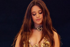 Camila Cabello Pamer Otot Perut dalam Balutan Chain Bra Emas