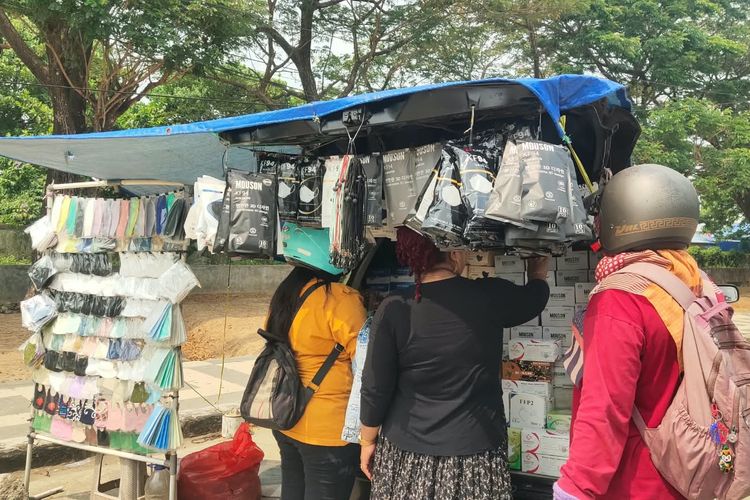 Kabut Asap Selimuti Sorong, Penjualan Masker Disebut Meningkat dalam Sepekan