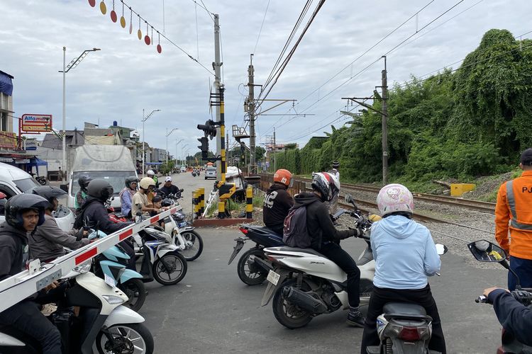 Jangan Lagi Terobos Palang Pintu Perlintasan Sebidang dan Abaikan Sinyal Peringatan