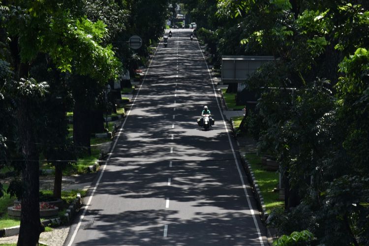 Kondisi jalanan di Kota Bandung tampak lengang di awal pemberlakukan Pembatasan Sosial Berskala Besar (PSBB), Hal tersebut terlihat di Jalan Ir H.Djuanda (Dago), Jalan Cihampelas, Jalan Sukajadi, Jalan Cipaganti, Rabu (22/4/2020).