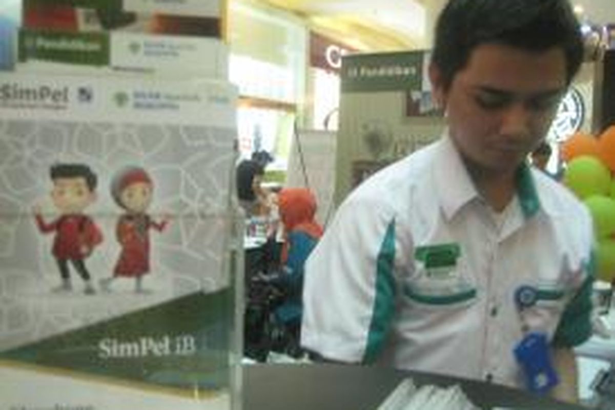 Petugas Bank Syariah Bukopin (BSB) siap melayani nasabah. BSB mengandalkan Tabungan Simpanan Pelajar (SimPel) mengincar nasabah siswa-siswa sekolah usia remaja. 