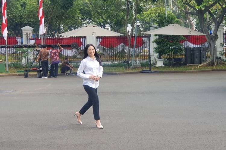 Angela Tanoesoedibjo, anak dari Ketua Umum Partai Perindo Hary Tanoesoedibjo, merapat ke Istana, Jumat (25/10/2019).