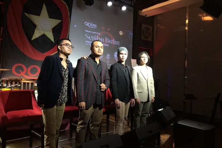 Dul Jaelani dan Qodir Band dalam jumpa pers album Seribu Bulan saat ditemui di kawasan Kebayoran Baru, Jakarta Selatan, Senin (16/5/2022). 