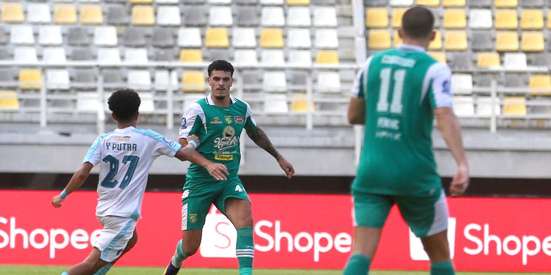 Pemain Persebaya Surabaya Gustavo Fernandes menggiring bola dijaga pemain PSBS Biak saat laga pekan ke-31 Super League 2025-2026 di Stadion Gelora Bung Tomo Surabaya, Jawa Timur (2/4/2026) sore.