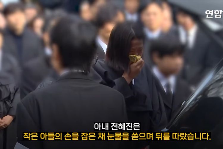 Tangis istri Lee Sun Kyun, Jeon Hye Jin pecah saat antarkan jenazah suaminya, Jumat (29/12/2023). 