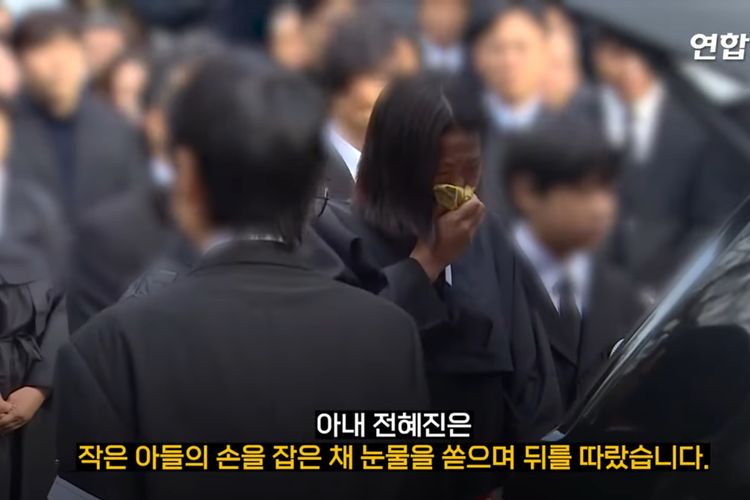 Tangis Jeon Hye Jin di Hadapan Peti Jenazah Lee Sun Kyun...