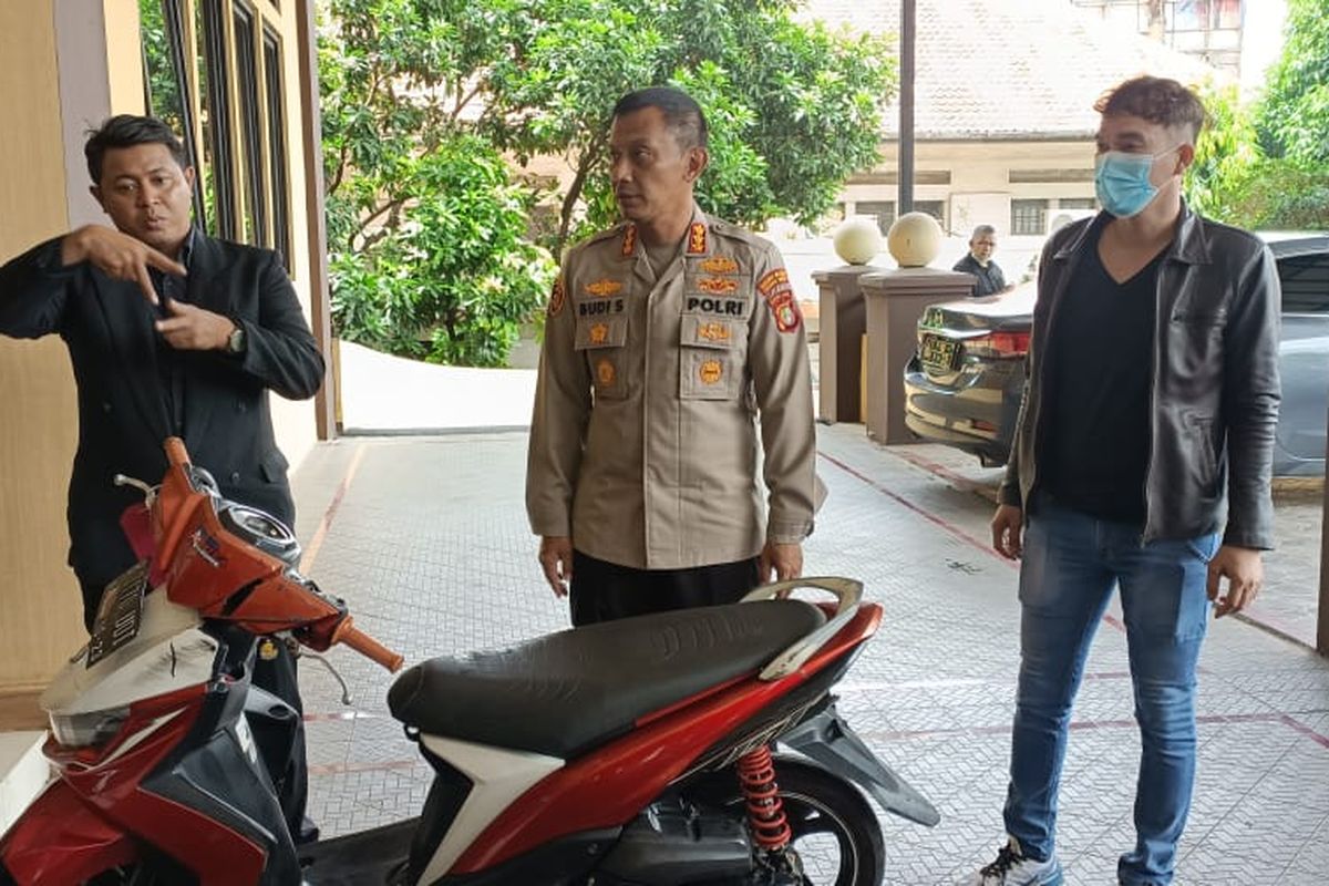 Kapolres Metro Jakarta Timur Kombes (Pol) Budi Sartono (tengah) saat menunjukkan barang bukti sepeda motor AR di Mapolres Jakarta Timur, Kamis (24/11/2022). AR ditangkap polisi setelah dirinya menusuk seorang pramudi TransJakarta berinisial RP di wilayah Ciracas hingga tewas pada Selasa (22/11/2022) lalu.